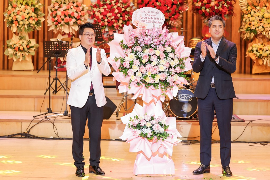 NSND Đỗ Quốc Hưng - Giám đốc và NSND Bùi Công Duy - Phó Giám đốc Học viện Âm nhạc Quốc gia Việt Nam