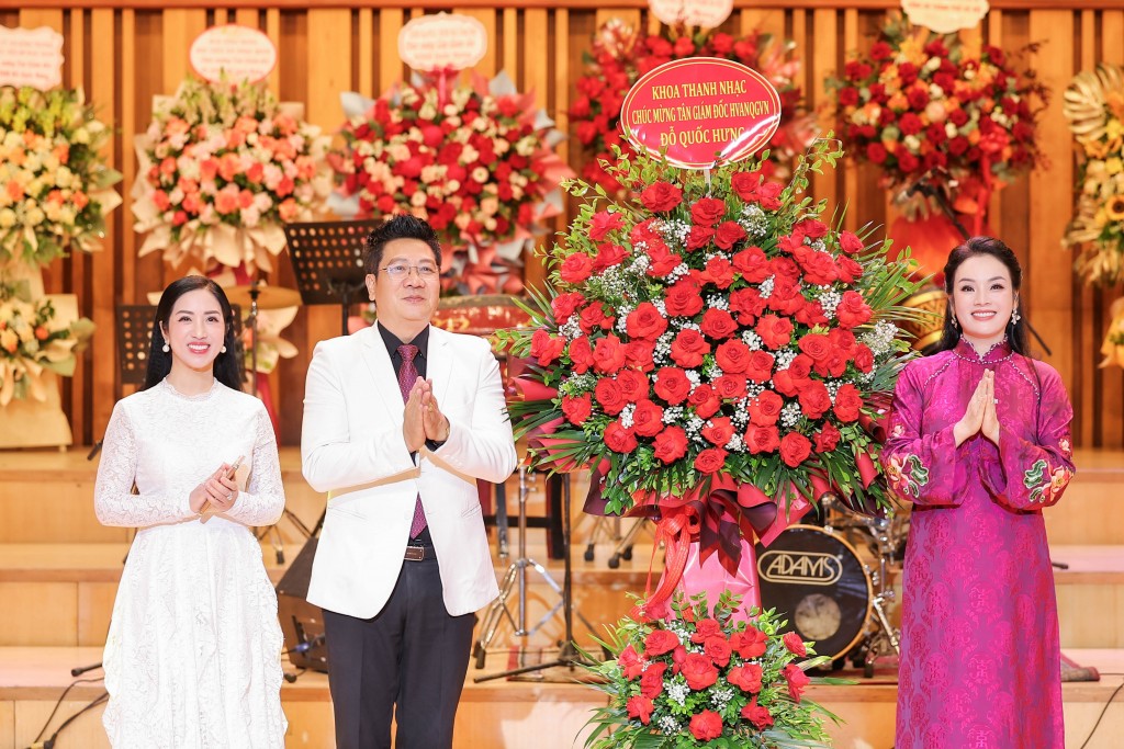 NSND Quốc Hưng nhận hoa chúc mừng