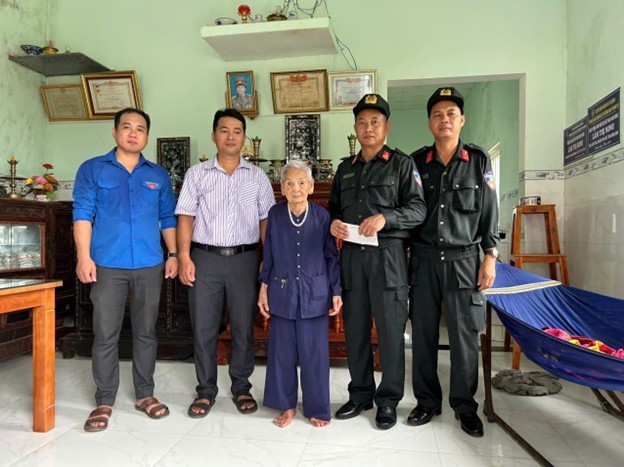 Trung đoàn Cảnh sát cơ động thăm hỏi, tặng quà và giúp đỡ Mẹ Việt Nam Anh hùng Lâm Thị Minh tại huyện Phù Mỹ, Bình Định