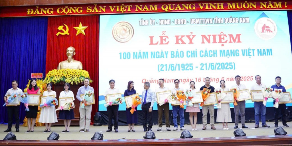 Nhà báo Bùi Ngọc Dương (thứ 3 từ phải sang), đại diện Văn phòng Báo Tuổi trẻ Thủ đô khu vực miền Trung và Tây Nguyên, cùng đại diện các văn phòng báo chí nhận Bằng khen của UBND tỉnh Quảng Nam vì những đóng góp xuất sắc.
