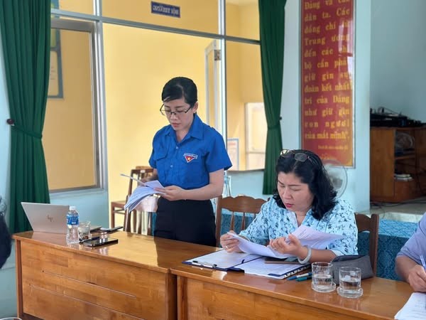 Đồng chí Trần Thị Hòa Xuân, Phó Bí thư Tỉnh đoàn, Chủ tịch Hội đồng Đội tỉnh Bình Thuận phát biểu tại buổi làm việc