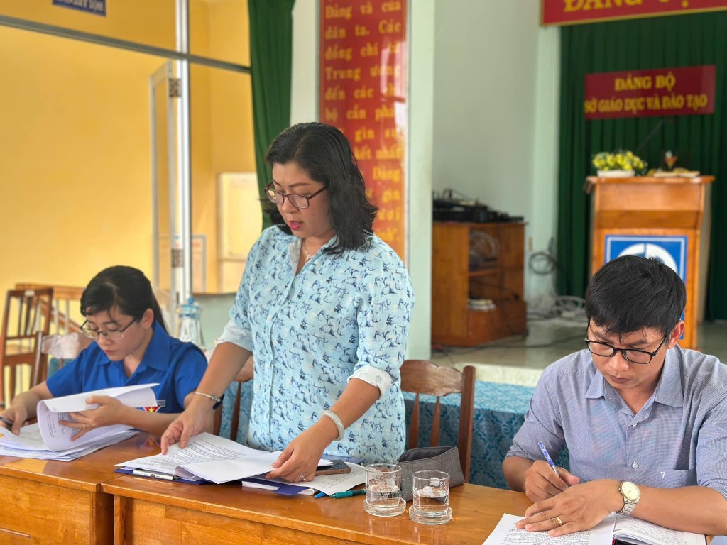 Đại diện Sở Giáo dục và Đào tạo Bình Thuận báo cáo về các hoạt động khởi nghiệp tại trường học.