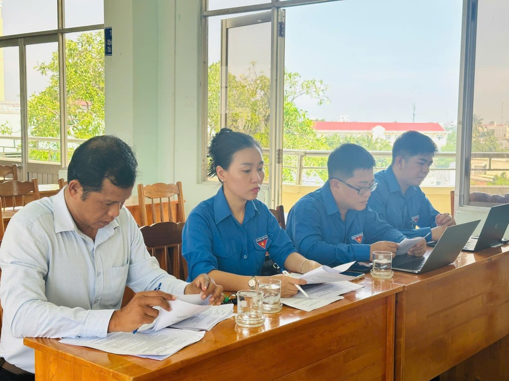 Đoàn giám sát chỉ ra một số tồn tại trong báo cáo, như việc cập nhật số liệu chưa đầy đủ và thiếu đánh giá chi tiết theo từng chỉ tiêu.