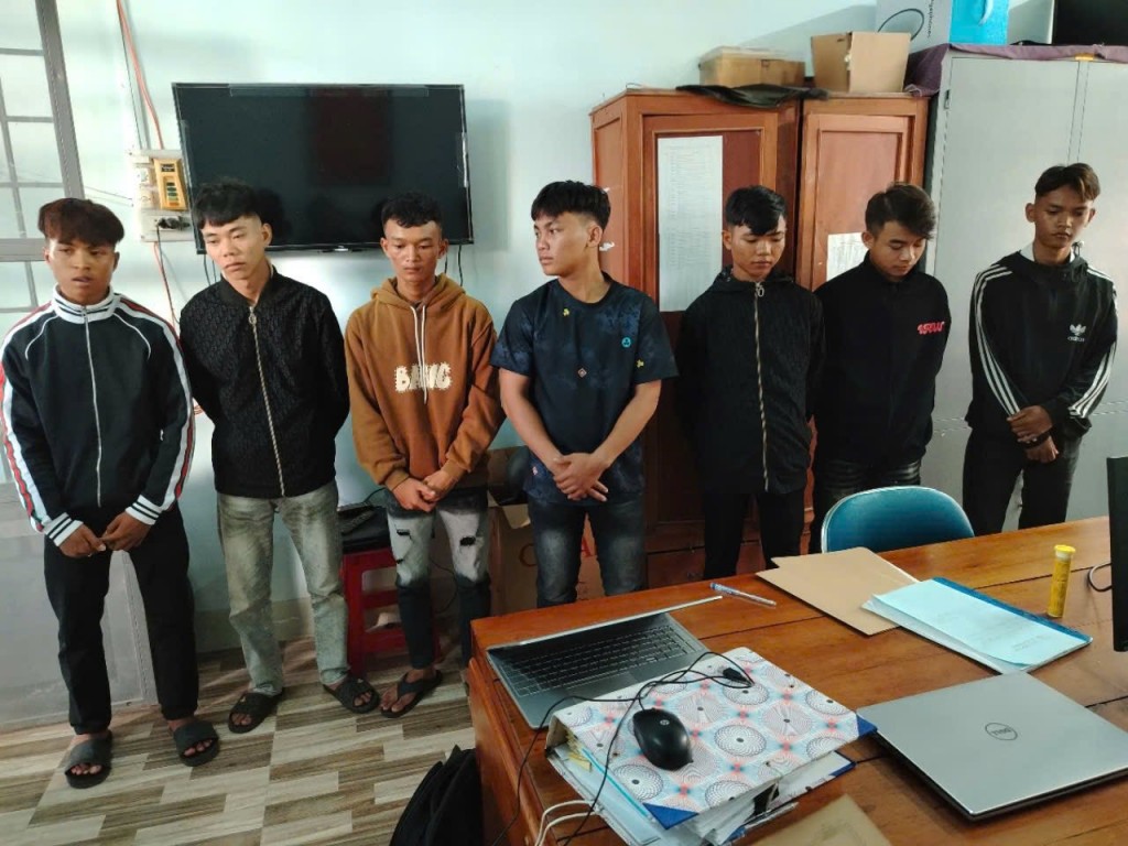 7 đối tượng tại cơ quan Công an (Ảnh: Công an Phú Yên)