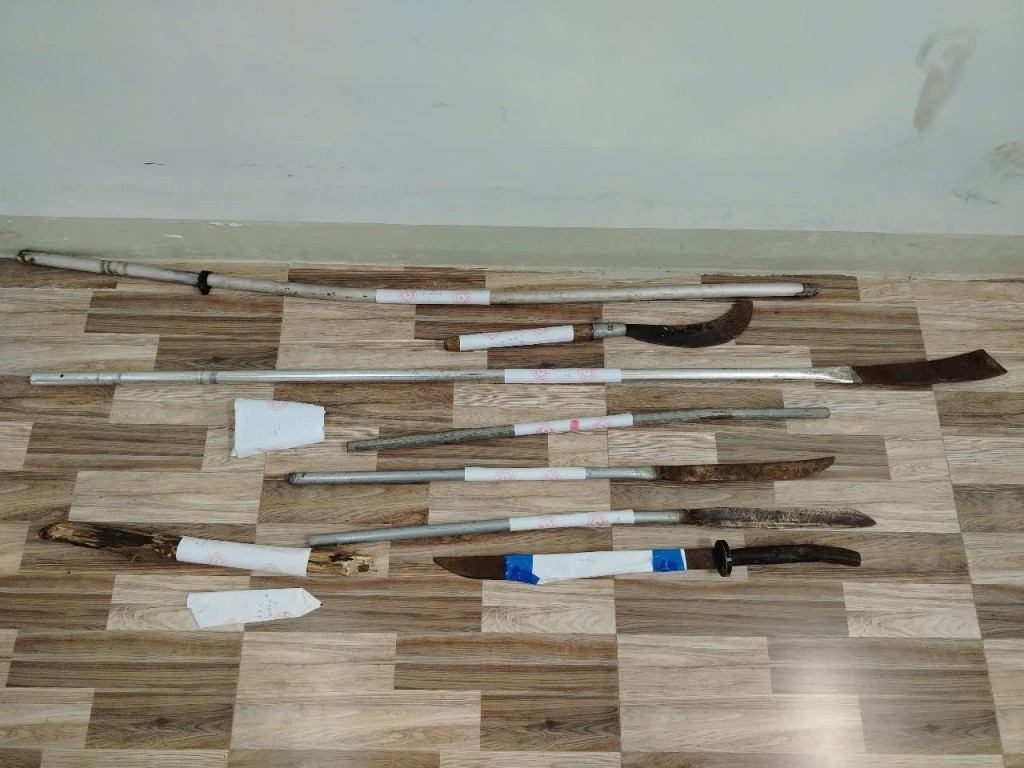 Hung khí của các đối tượng sử dụng bị lực lượng chức năng thu giữ (Ảnh: Công an Phú Yên)