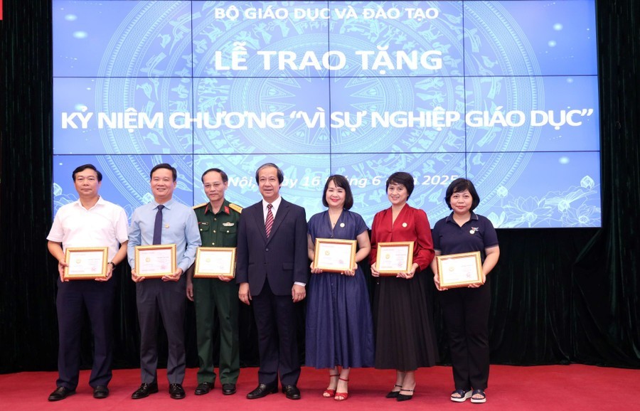 Bộ GD&ĐT trao tặng kỷ niệm chương "Vì sự nghiệp Giáo dục"