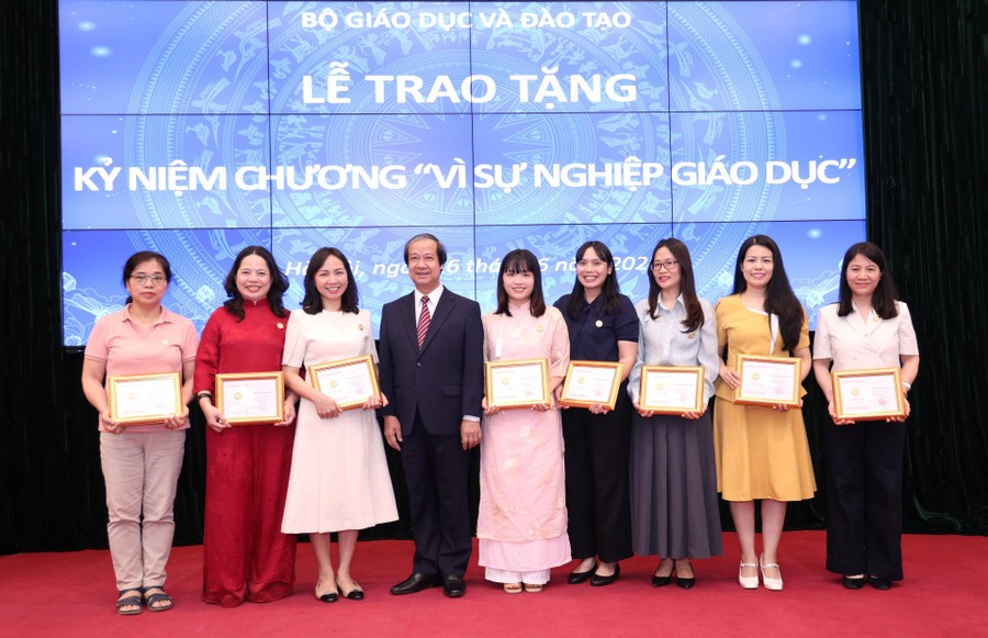 Bộ GD&ĐT trao tặng kỷ niệm chương 