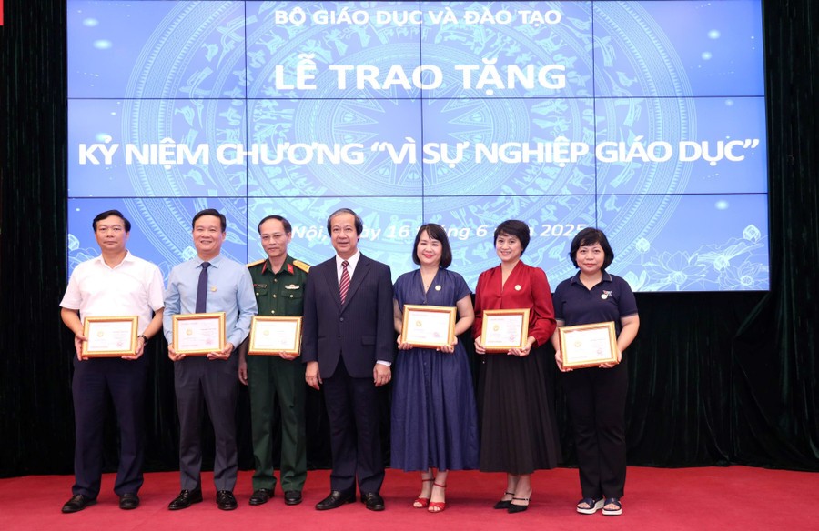 Bộ GD&ĐT trao tặng kỷ niệm chương 