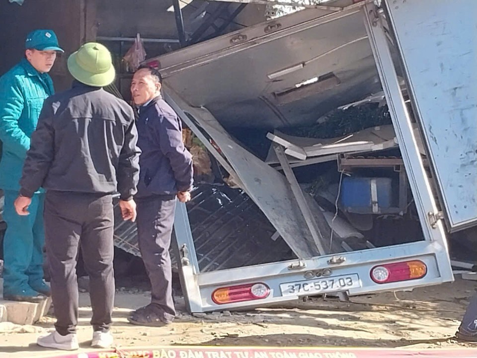Chiếc xe tải đã đâm đổ sập bức tường trước khi lao vào nhà.