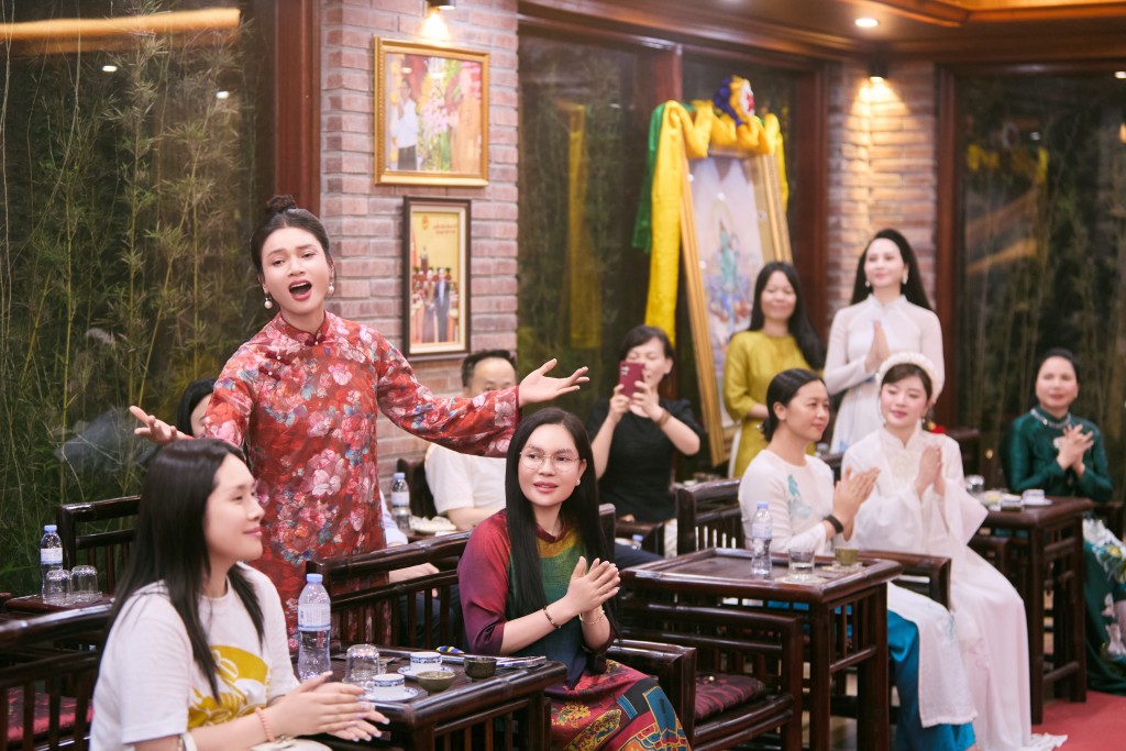 NSND Phạm Phương Thảo thể hiện ca khúc 