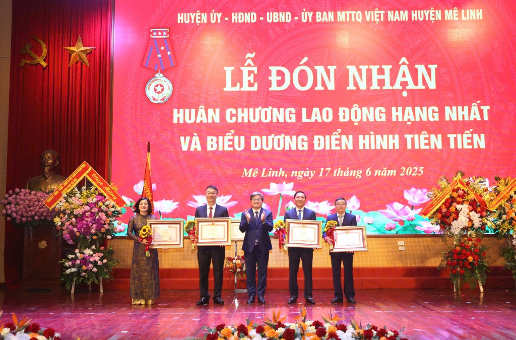 Huyện Mê Linh vinh dự đón nhận Huân chương Lao động hạng Nhất
