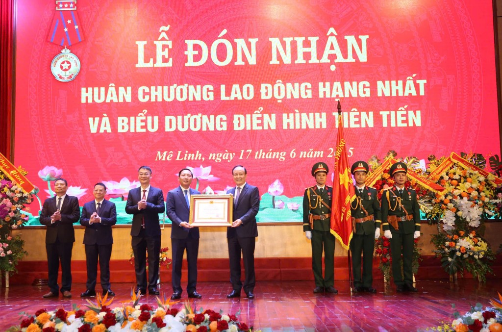 Đồng chí Nguyễn Ngọc Tuấn trao Huân chương lao động hạng Nhất cho Đảng bộ, Chính quyền và Nhân dân huyện Mê Linh