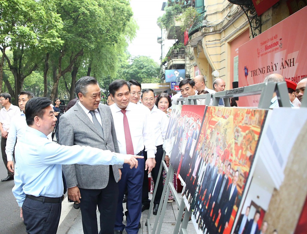 Đồng chí Nguyễn Sỹ Thanh - cùng các vị đại biểu tham quan trưng bày ảnh