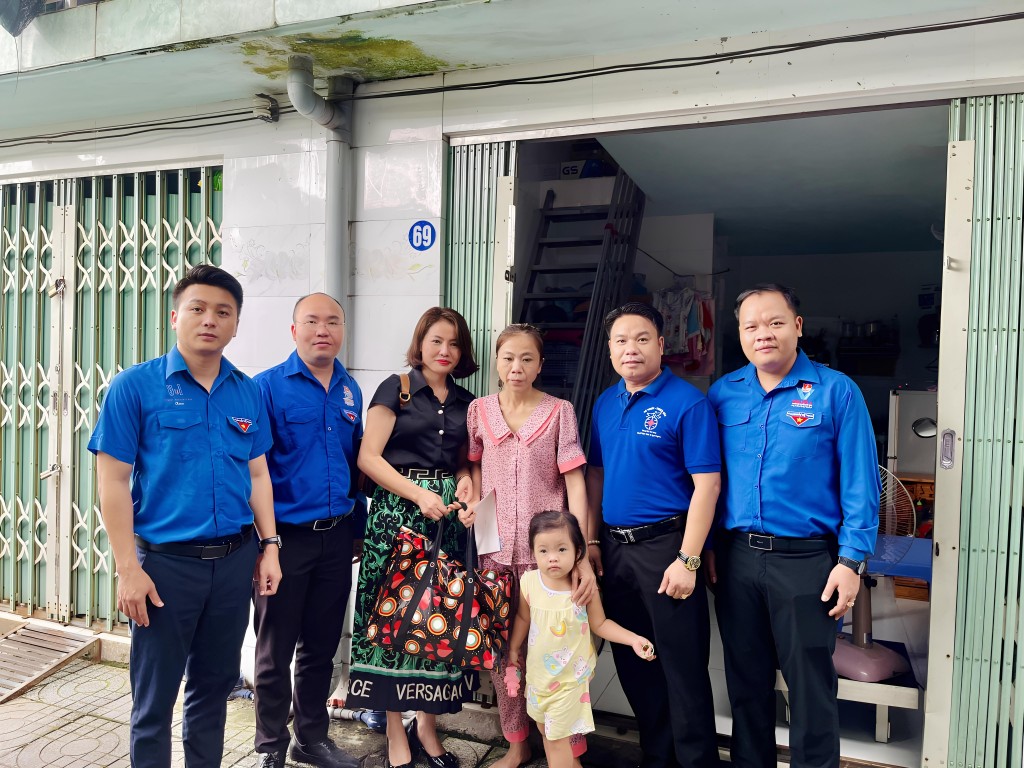 Chị Trần Thanh Hậu, Trưởng Đại diện VP Đông Nam Bộ báo Tuổi trẻ Thủ đô, thăm hỏi, động viên công nhân có hoàn cảnh đặc biệt khó khăn