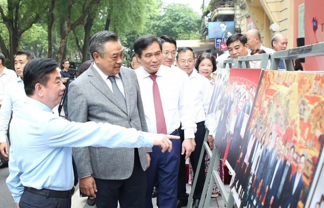 Khai mạc trưng bày ảnh “Báo Hànộimới cùng Thủ đô trên đường phát triển”