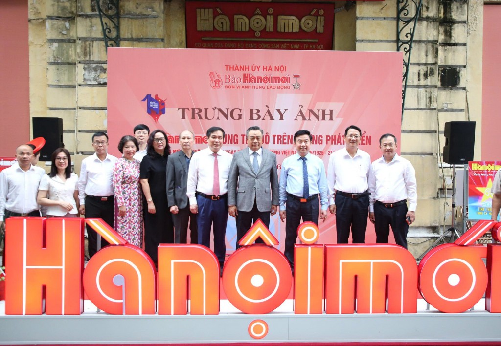 Các vị đại biểu chụp ảnh lưu niệm tại lễ trưng bày
