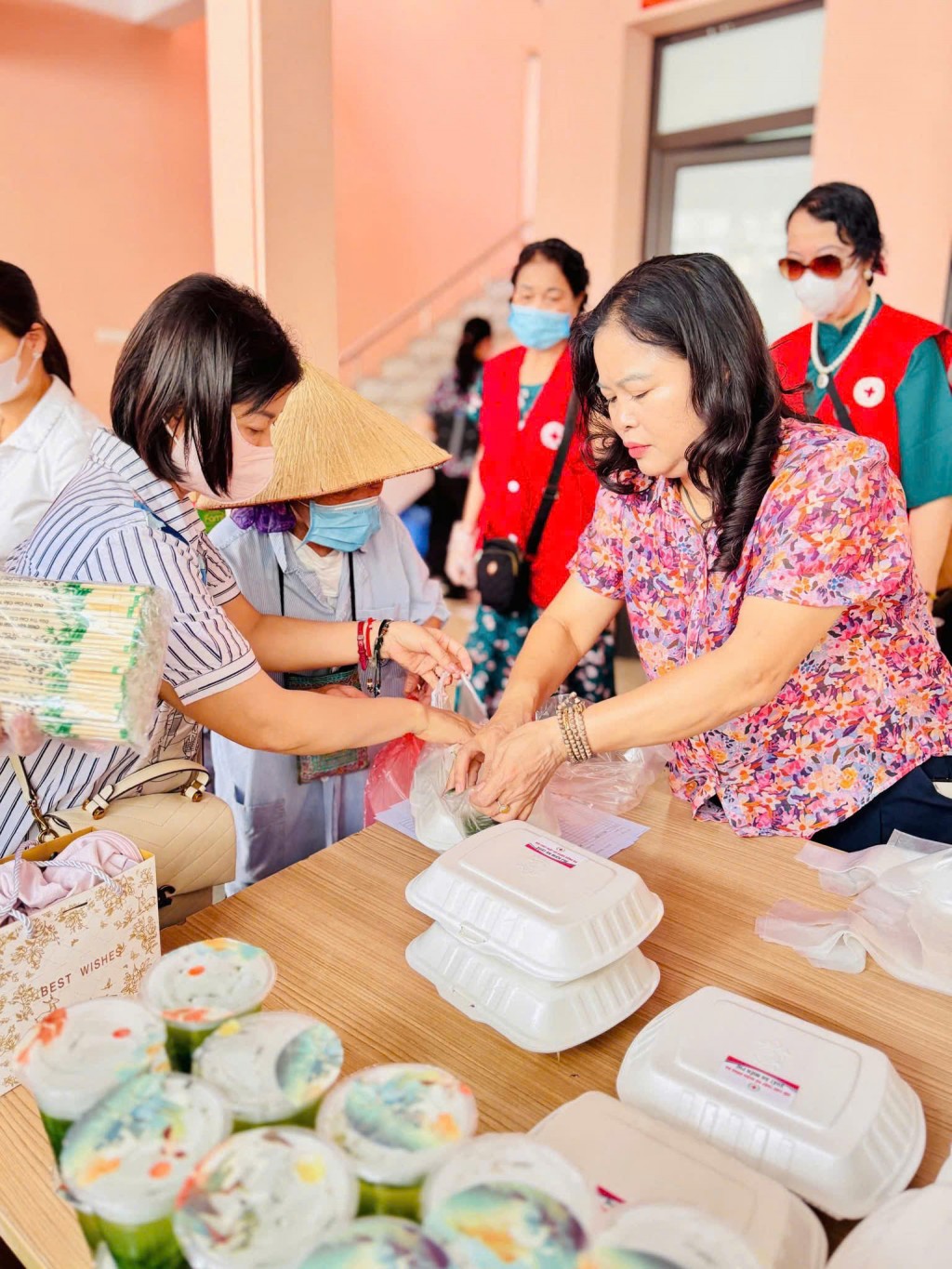 Cán bộ, giáo viên trường Tiểu học Trung Tự tận tay trao các suất cơm dành tặng bệnh nhân có hoàn cảnh khó khăn ở Bệnh viện đa khoa Đống Đa Cán bộ, giáo viên trường Tiểu học Trung Tự tận tay trao các suất cơm dành tặng bệnh nhân có hoàn cảnh khó khăn ở Bệnh viện đa khoa Đống Đa