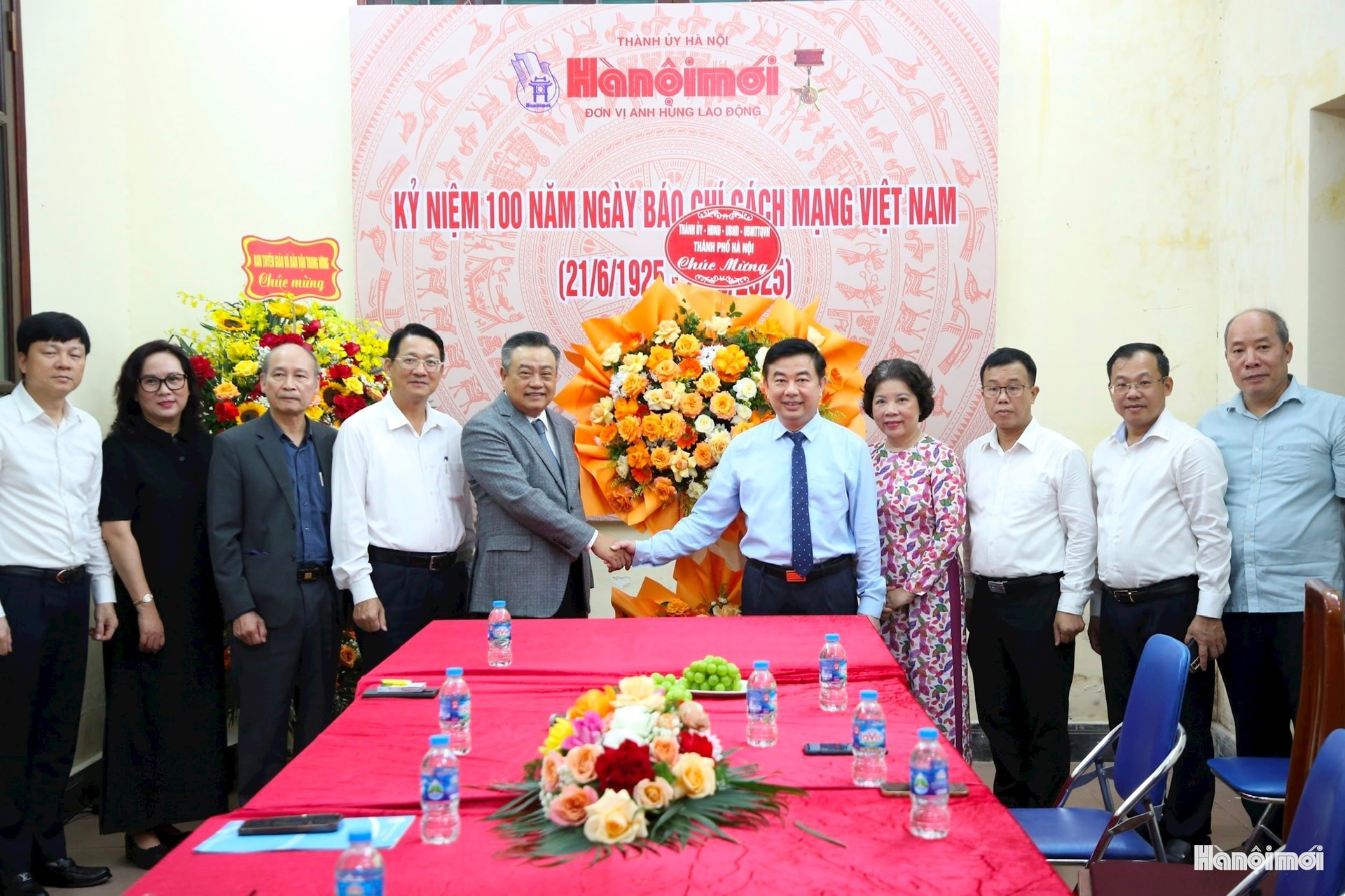 Chủ tịch UBND thành phố Hà Nội Trần Sỹ Thanh đến thăm, tặng hoa chúc mừng Báo Hànộimới. Ảnh: Viết Thành