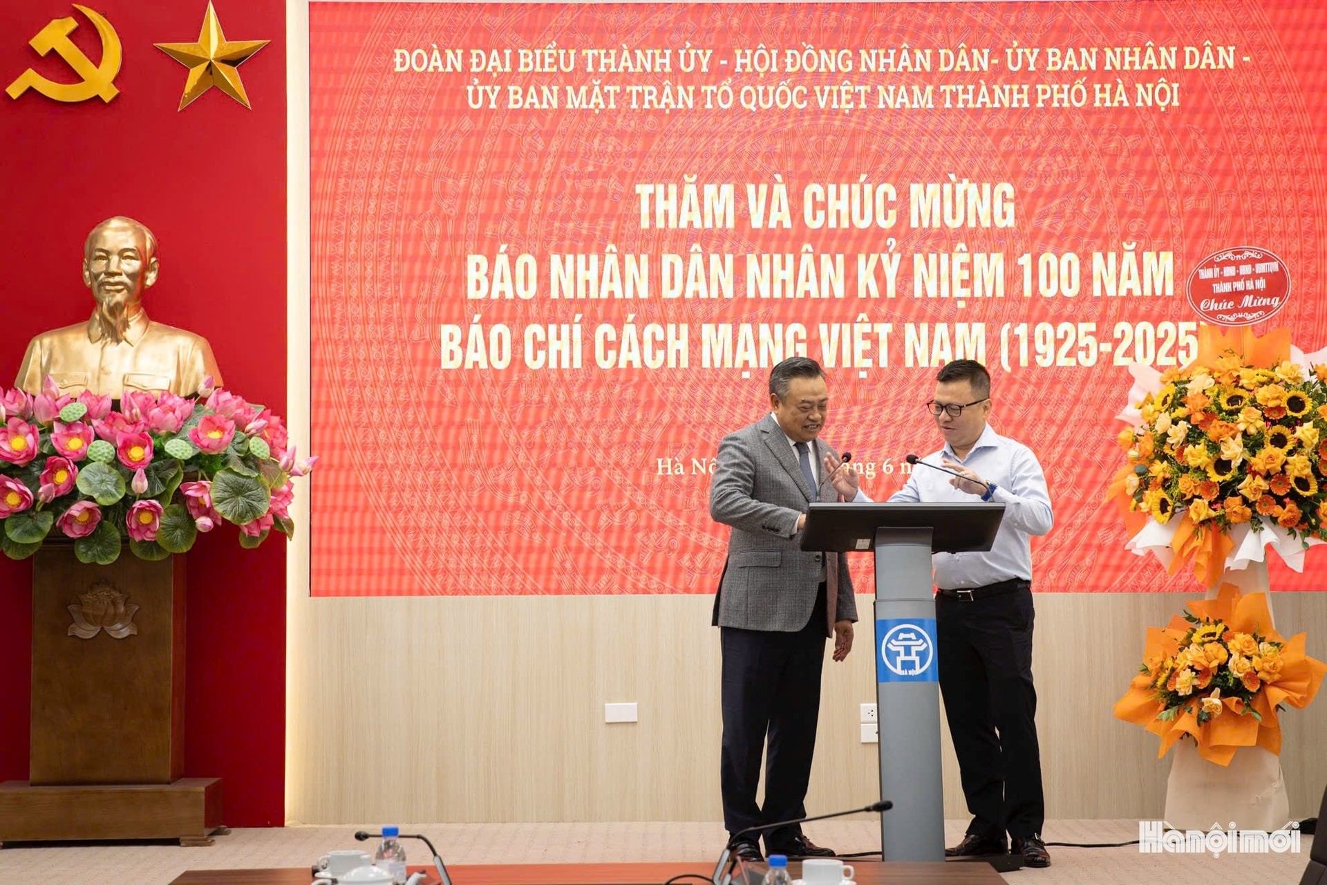 Nhân dịp này, UBND thành phố Hà Nội trao tặng Báo Nhân Dân một bục phát biểu có hỗ trợ của công nghệ số. Ảnh: Đình Hiệp