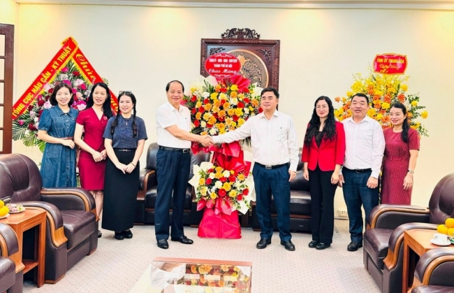 Lãnh đạo TP Hà Nội chúc mừng các cơ quan báo chí