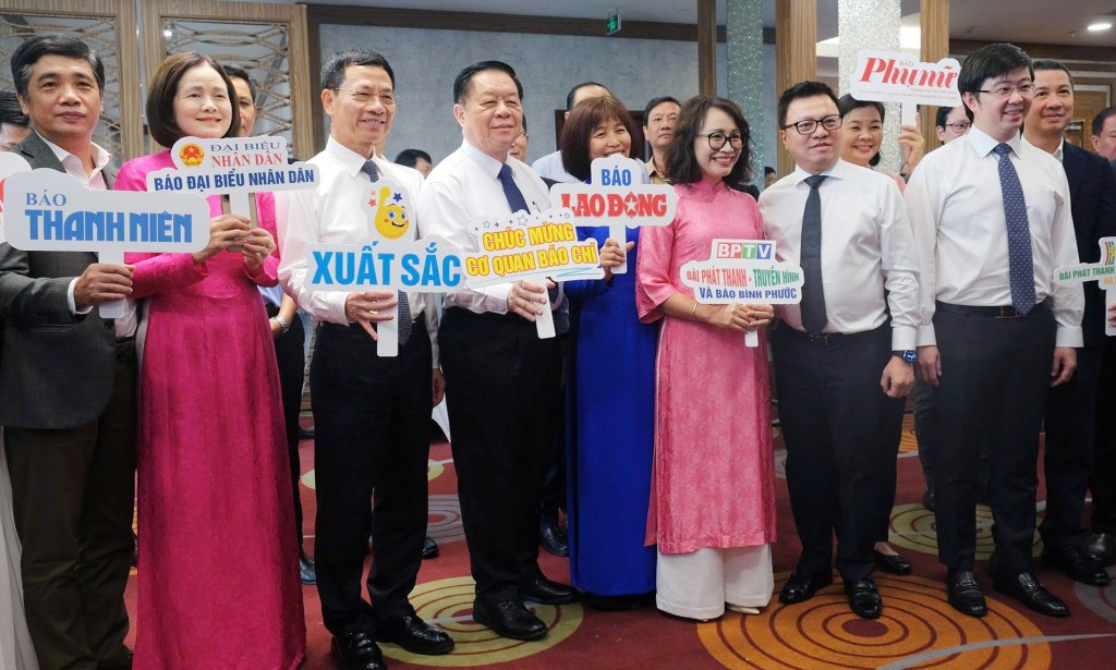 Lãnh đạo Trung ương và thành phố cùng các cơ quan, đơn vị có thành tích xuất sắc trong công tác báo chí năm 2024, trong đó, TP Hồ Chí Minh có 2 báo là Tuổi trẻ và Phụ nữ TP Hồ Chí Minh (Ảnh: mic.gov.vn)