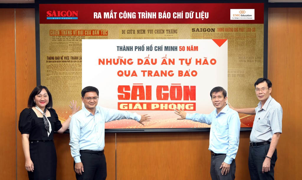Trưởng ban Tuyên giáo và Dân vận Thành ủy TP Hồ Chí Minh Nguyễn Mạnh Cường cùng Ban Biên tập Báo Sài Gòn Giải Phóng thực hiện nghi thức ra mắt công trình Báo chí dữ liệu (Ảnh: Lê Minh)