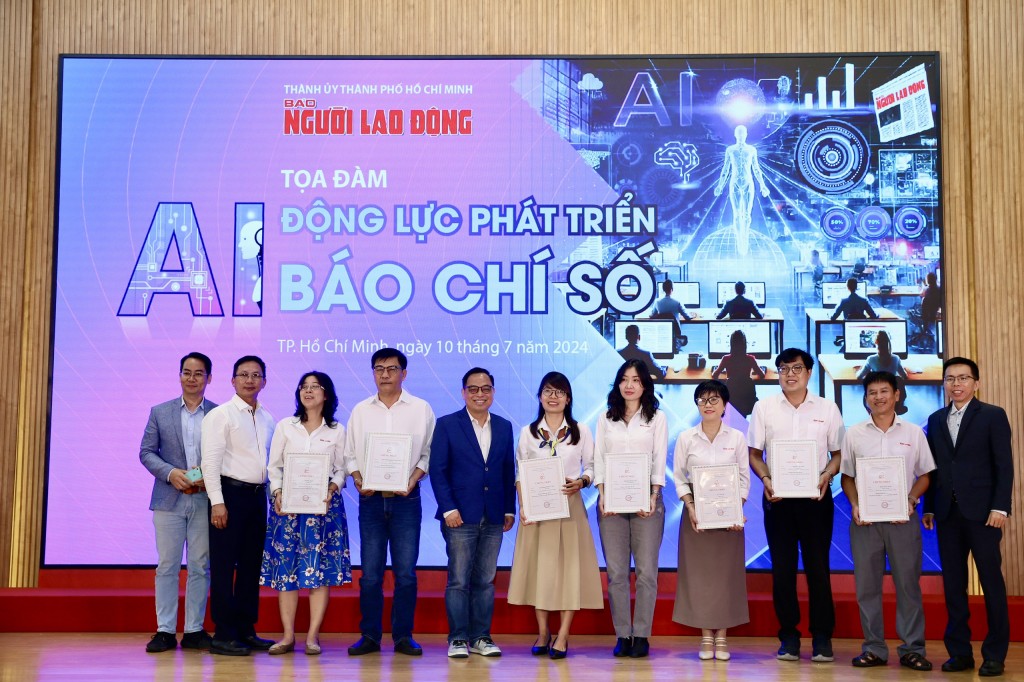 Báo Người Lao động trao chứng nhận khóa đào tạo “Ứng dụng AI trong sáng tạo nội dung báo chí số” cho học viên là phóng viên, biên tập viên của báo (Ảnh: Hoàng Triều)