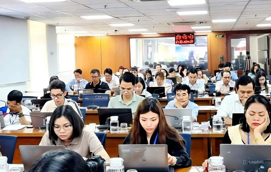  Phóng viên tác nghiệp tại Trung tâm Báo chí TP Hồ Chí Minh