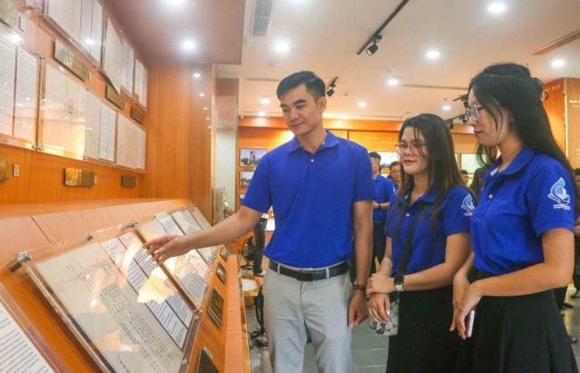 Chủ quyền biển đảo qua những bài báo tại Nhà trưng bày Hoàng Sa