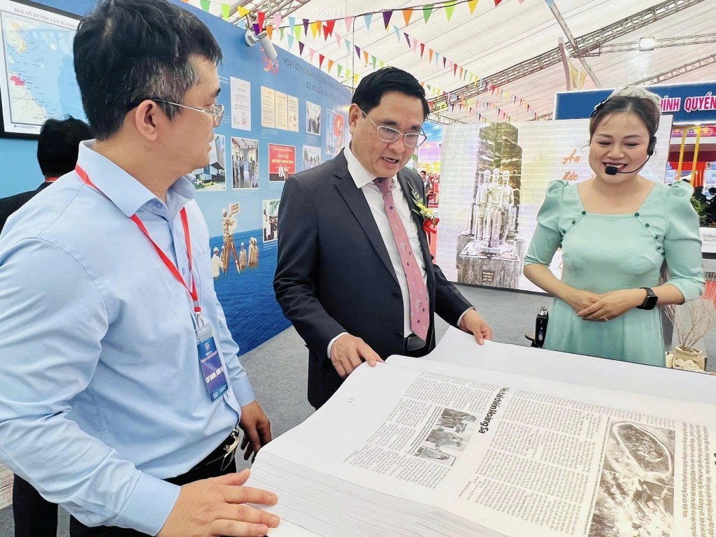 Chánh Văn phòng UBND huyện đảo Hoàng Sa, Giám đốc Nhà Trưng bày Hoàng Sa Lê Tiến Công (áo xanh) giới thiệu bộ sưu tập báo chí viết về Hoàng Sa, Trường Sa từ năm 2014 đến nay tại Triển lãm Đà Nẵng - Phát triển và hội nhập năm 2025.