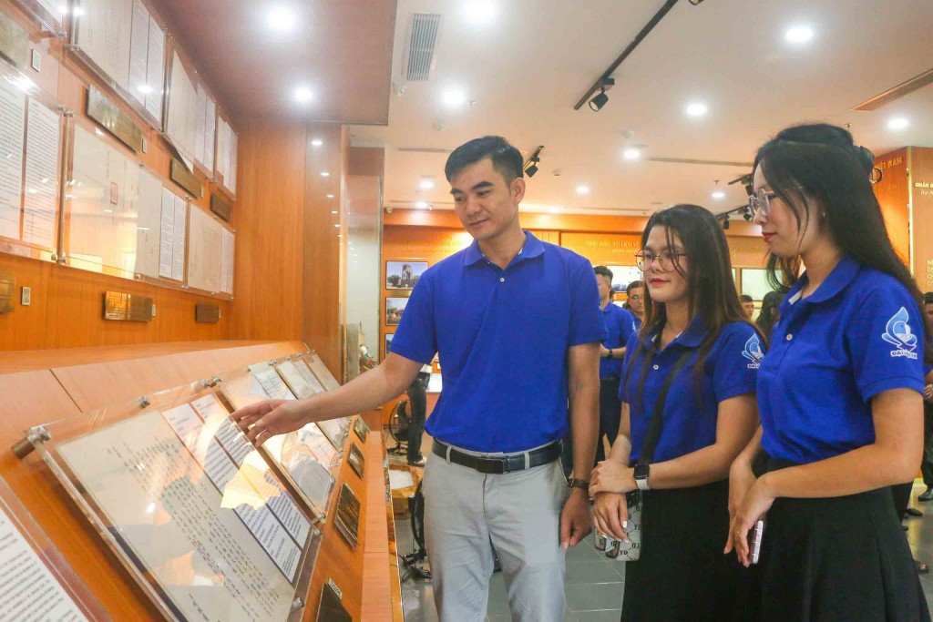 Nhà Trưng bày Hoàng Sa (Đà Nẵng): Bảo tàng sống động về chủ quyền biển đảo Việt Nam, lưu giữ hàng chục ngàn tư liệu, hiện vật, đặc biệt là bộ sưu tập báo chí đồ sộ qua các thời kỳ