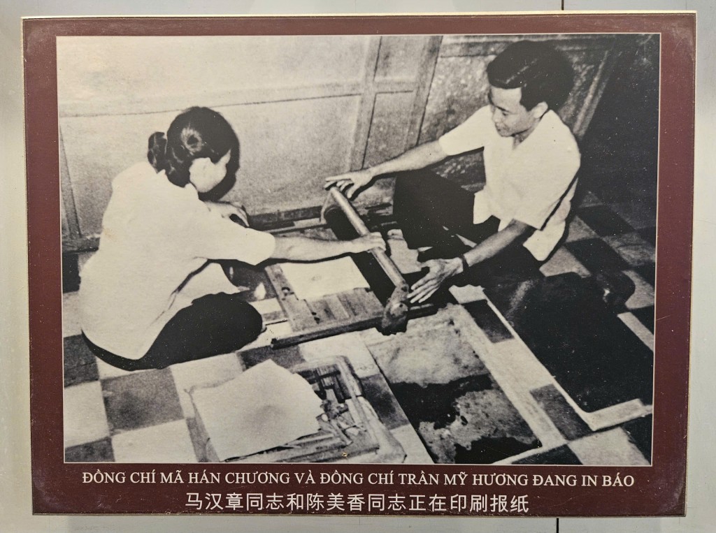 Ký giả Trần Mỹ Hương và Mã Hán Chương của Tổ in Ban Tuyên huấn Hoa vận in báo (Ảnh tư liệu)