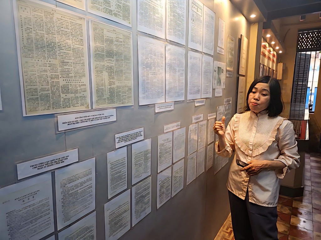 Chị Trường Thanh thuyết minh về hầm bí mật