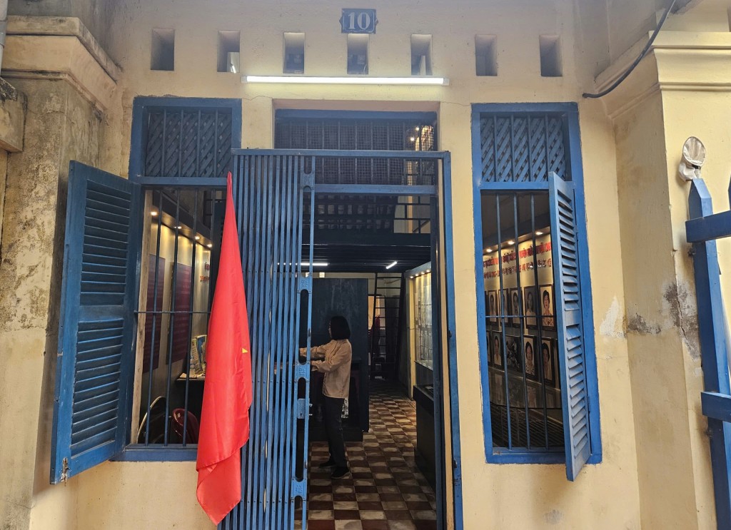 Bên ngoài căn nhà có hầm bí mật khi xưa
