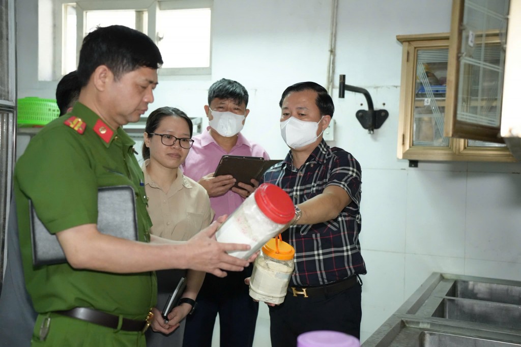 Ông Đặng Thanh Phong, Chi Cục trưởng Chi cục An toàn vệ sinh thực phẩm Hà Nội kiểm tra các bếp ăn tập thể khu công nghiệp