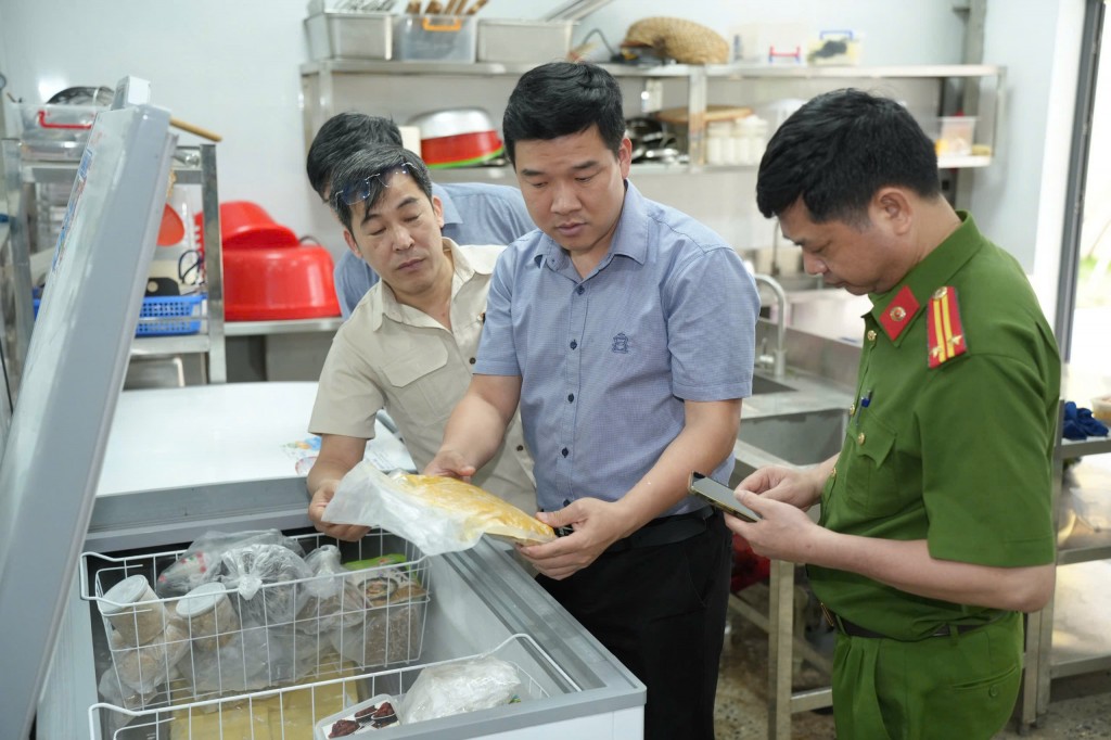 Đoàn kiểm tra thực hiện xét nghiệm nhanh khay ăn inox, thìa dĩa