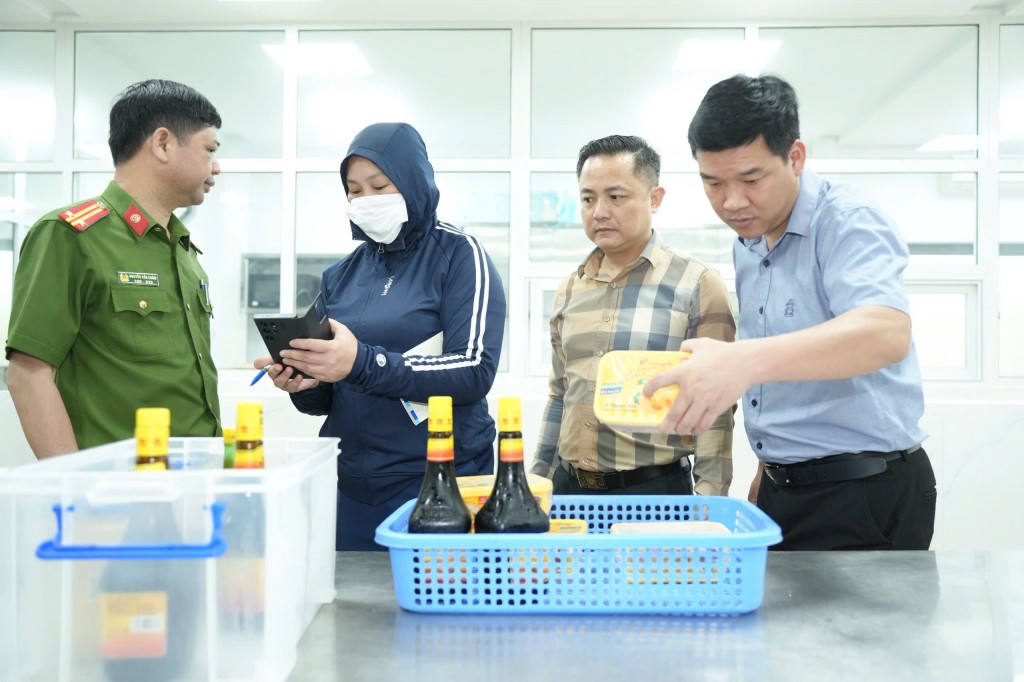 Tăng cường công tác kiểm tra tại các bếp ăn tập thể các trường tiểu học