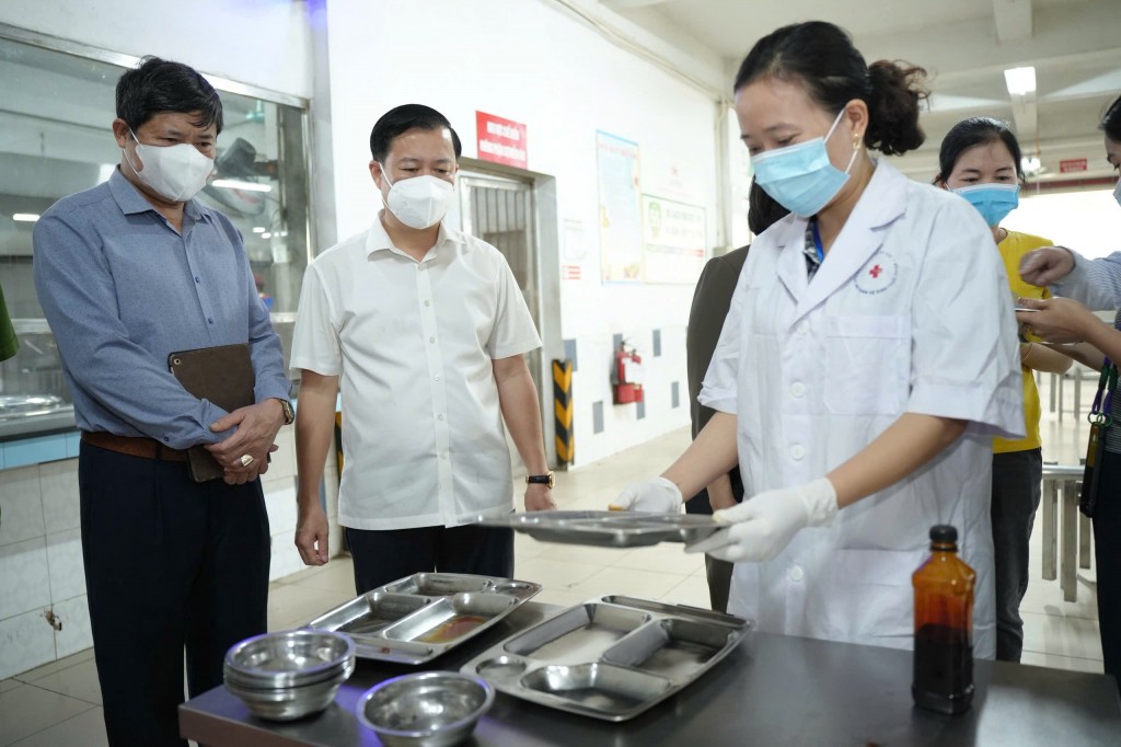 Các loại gia vi, thực phẩm quá hạn vẫn được đưa vào chế biến thực phẩm