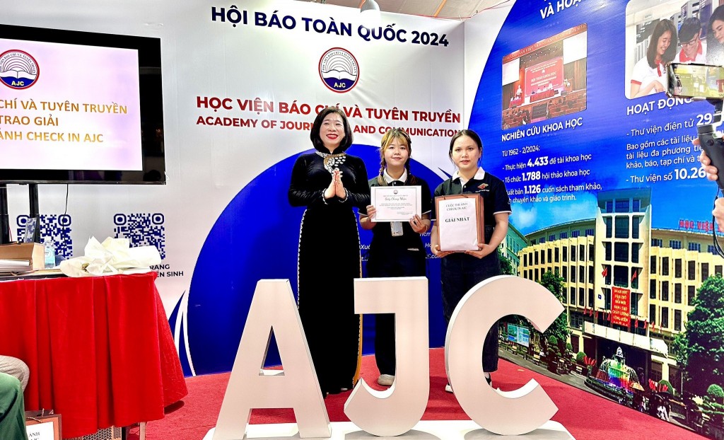 PGS.TS Nguyễn Thị Trường Giang, Phó Giám đốc Học viện Báo chí và Tuyên truyền trao giải Nhất cho nhóm sinh viên Khoa Báo chí - Truyền thông, trường Đại học Khoa học xã hội và Nhân văn, Đại học Quốc gia TP Hồ Chí Minh 