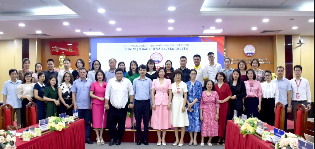 PGS.TS Nguyễn Thị Trường Giang cùng các đại biểu, khách mời và Ban Tổ chức tọa đàm “Thúc đẩy kết nối và ký kết hợp tác với các cơ sở thực hành, kiến tập, thực tập ngành Xã hội học và ngành Công tác xã hội”
