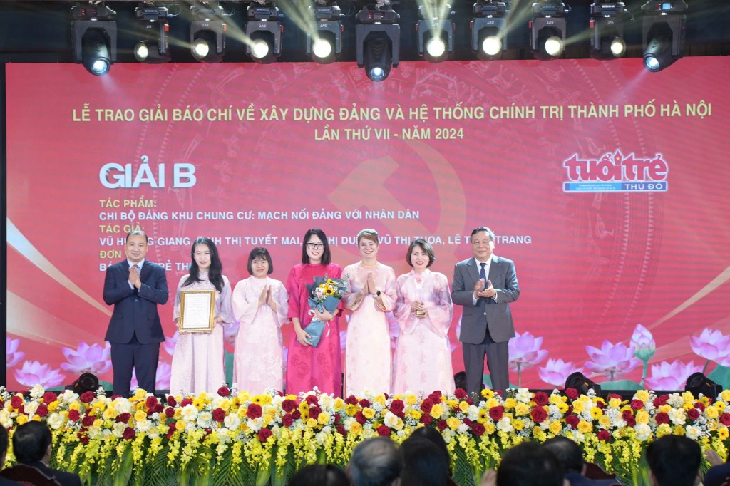 Phóng viên báo Tuổi trẻ Thủ đô được trao tặng giải B Giải báo chí Xây dựng Đảng và hệ thống chính trị Hà Nội