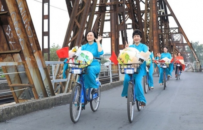 Những người tô thắm thêm vườn hoa thanh lịch của Hà Nội