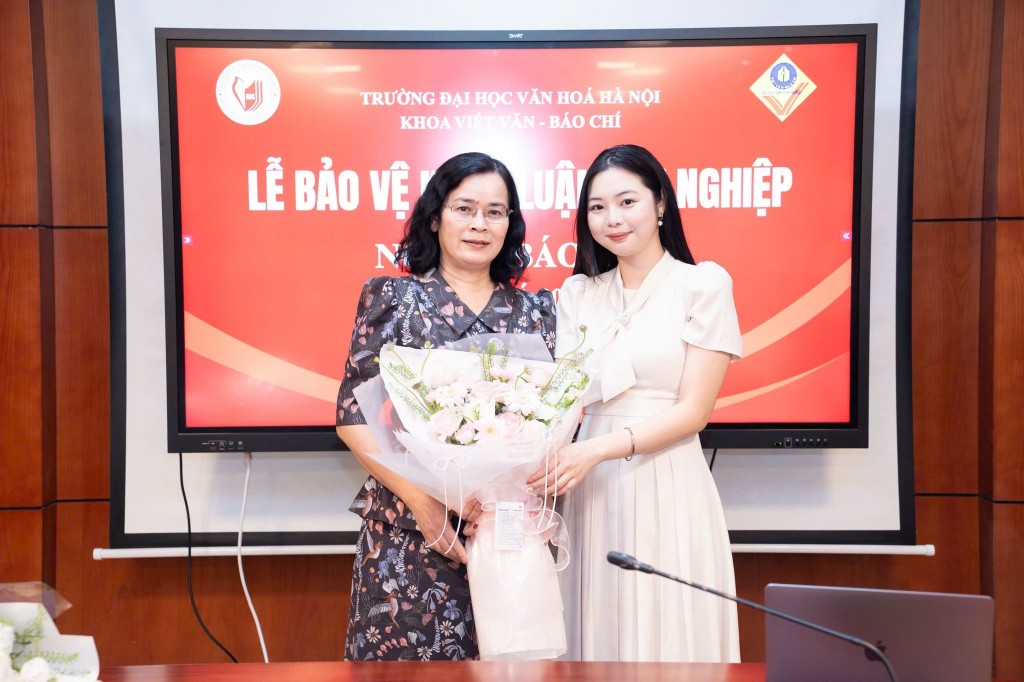 TS Đỗ Thị Thu Thủy và sinh viên Khoa Viết văn - Báo chí, Trường Đại học Văn hóa Hà Nội tại lễ bảo vệ khóa luận tốt nghiệp