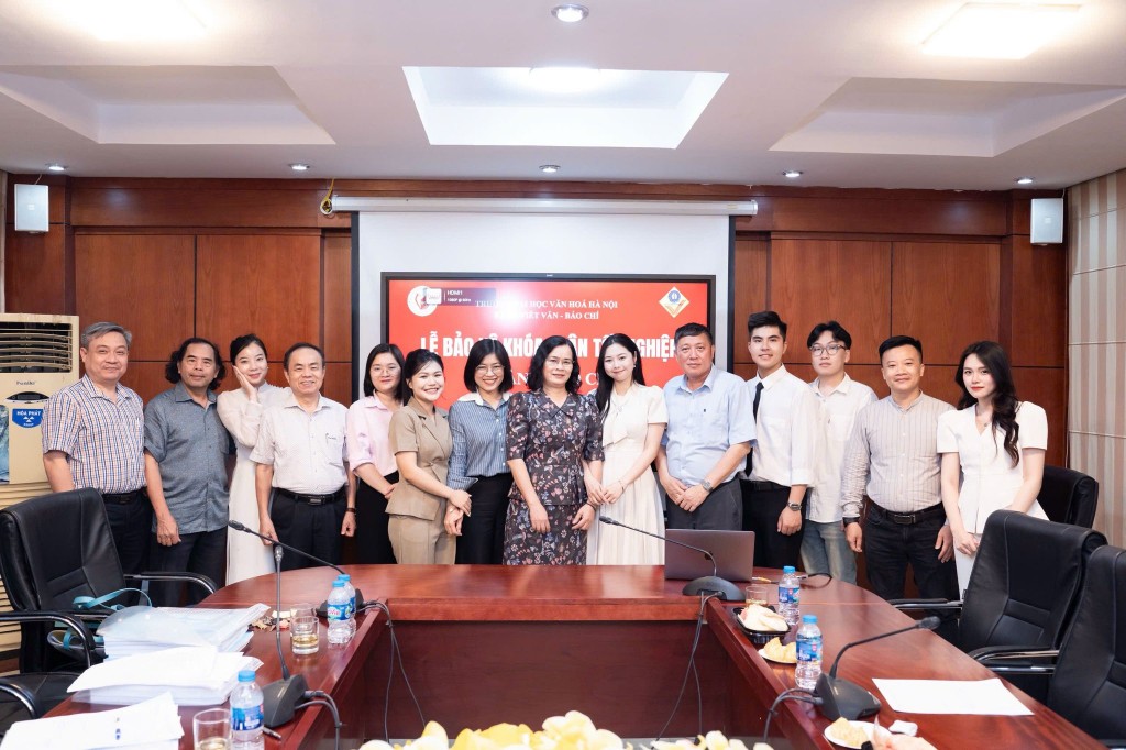 TS Đỗ Thị Thu Thủy cùng các thầy cô và sinh viên Khoa Viết văn - Báo chí, Trường Đại học Văn hóa Hà Nội tại lễ bảo vệ khóa luận tốt nghiệp