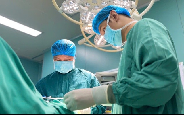 Các bác sĩ tiến hành phẫu thuật cho bệnh nhân. Ảnh: BVCC