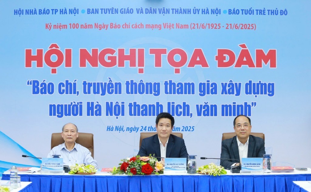 Những người tô thắm thêm vườn hoa thanh lịch của Hà Nội