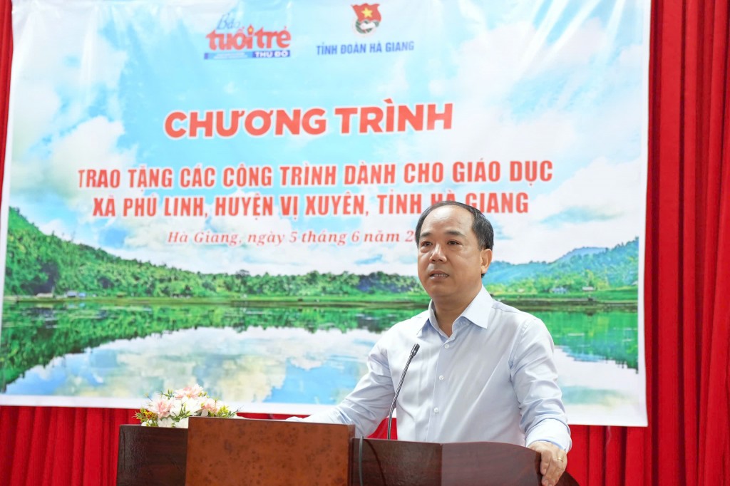 Nhà báo Nguyễn Mạnh Hưng - Tổng Biên tập báo Tuổi trẻ Thủ đô phát biểu tại chương trình trao tặng các công trình dành cho giáo dục xã Phú Linh, huyện Vị Xuyên, tỉnh Hà Giang (Ảnh: Phạm Mạnh)