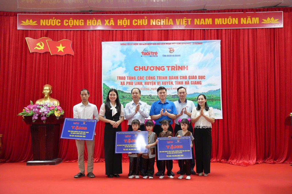 Nhà báo Nguyễn Mạnh Hưng - Tổng Biên tập báo Tuổi trẻ Thủ đô; nhà báo Ngô Vương Tuấn - Phó Tổng Biên tập báo Tuổi trẻ Thủ đô và đồng chí Nguyễn Hải Dương - Bí thư Tỉnh đoàn Hà Giang trao tặng các công trình dành cho giáo dục có trị giá 200 triệu đồng tới xã Phú Linh, huyện Vị Xuyên (Ảnh: Phạm Mạnh)