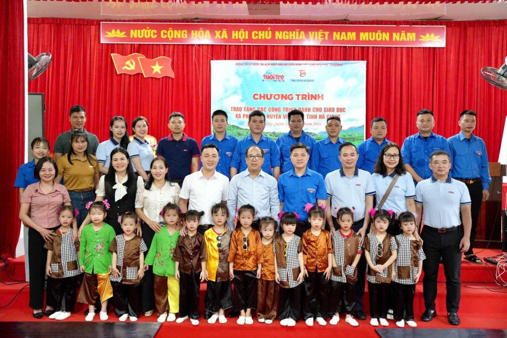 Đoàn công tác báo Tuổi trẻ Thủ đô, Tỉnh đoàn Hà Giang cùng các thầy, cô và các em học sinh Trường Mầm non Phú Linh chụp ảnh lưu niệm tại chương trình (Ảnh: Phạm Mạnh)