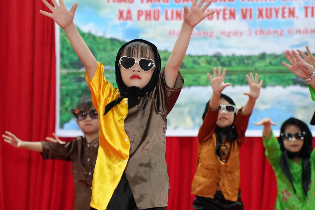 Em La Thanh Hà vui mừng với các công trình mà nhà trường được trao tặng (Ảnh: Phạm Mạnh)